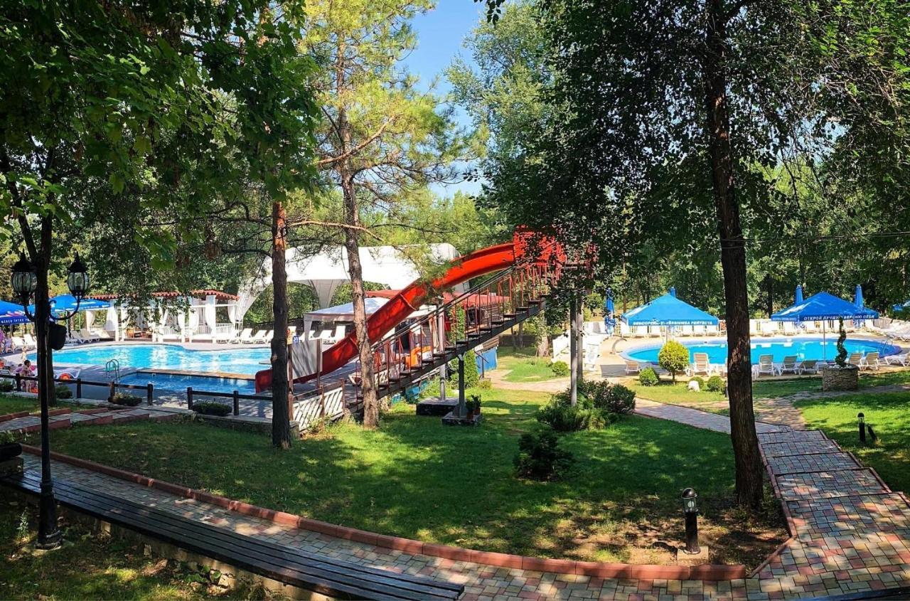 Sky Land Camping & Resort Cricova Exterior foto